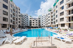 Seasonal outdoor pool, pool loungers