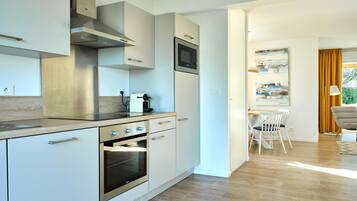 Frigorífico, microondas, horno y placa de cocina