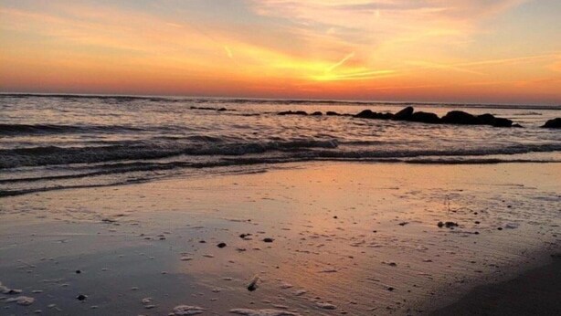 A beach at sunset with calm waves and a clear sky. - Terrace Stay near Shoreline (Berck-Sur-Mer)