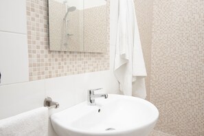 Ducha, secador de pelo, bidet, toallas