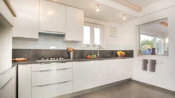 Een koelkast, een kookplaat, een vaatwasser