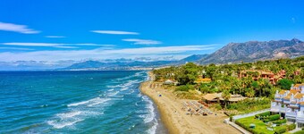 1107 Elegant Beach House with Pool and Sports Facilities