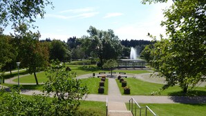 Un parque con una fuente, senderos y bancos.
