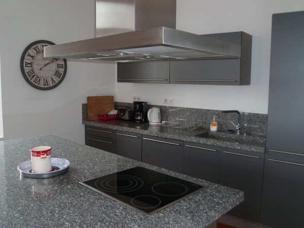 Réfrigérateur, micro-ondes, four, plaque de cuisson