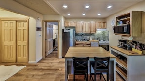 Private kitchen - Hi Country Haus Unit 1503 Ground floor 1 bedroom next to the Fraser River (Winter Park)