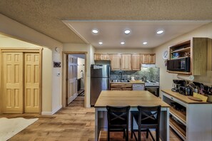 Jääkaappi, mikroaaltouuni, uuni, liesi