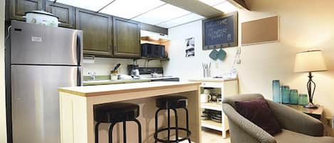 Frigorífico, microondas, horno y placa de cocina