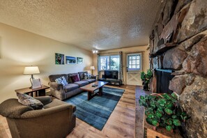 Flatskjerm-TV og peis