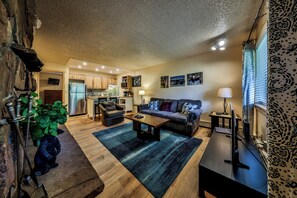 Flatskjerm-TV og peis