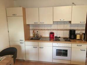Kühlschrank, Ofen, Herdplatte, Wasserkocher mit Kaffee-/Teezubehör