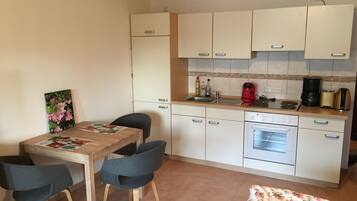 Kühlschrank, Ofen, Herdplatte, Wasserkocher mit Kaffee-/Teezubehör