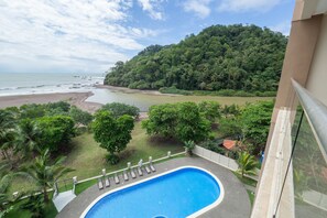 Departamento Deluxe, varias habitaciones, acceso a la alberca, frente al mar | Vista del balcón