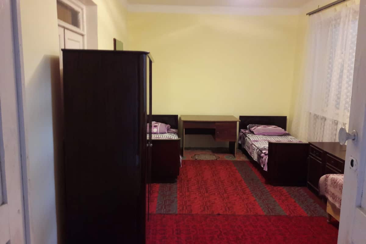 Chambre Triple | Literie de qualité supérieure, bureau, fer et planche à repasser