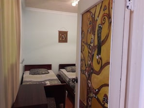 Habitación básica con 2 camas individuales | Ropa de cama de alta calidad, escritorio, tabla de planchar con plancha