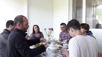 Sarapan ala kontinental setiap hari (USD 4.00 per orang)