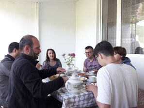 Se ofrece un desayuno continental (4.00 USD por persona)