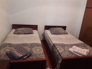 Basic Twin Room | Premium bedding, desk, iron/ironing board, rollaway beds - Vanadzor guest house (Shahumyan)