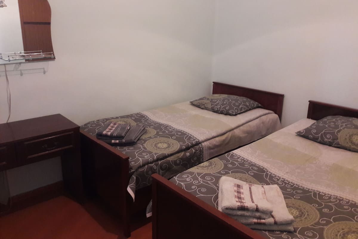 Chambre avec lits jumeaux | Literie de qualité supérieure, bureau, fer et planche à repasser