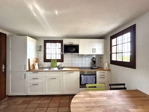 Fridge, dishwasher, cookware/dishes/utensils