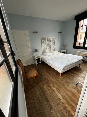 5 habitaciones, tabla de planchar con plancha y wifi gratis 