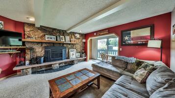 Fladskærms-tv, pejs, stereoanlæg