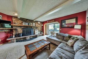 Flat-screen TV, fireplace, stereo