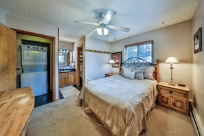 3 bedrooms, free Internet, bed sheets