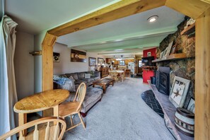 Flachbildfernseher, Kamin, Stereoanlage