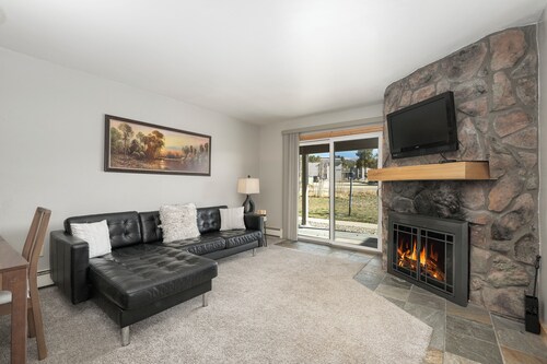 Fraser condo rental - 3 queens, full kitchen, private patio