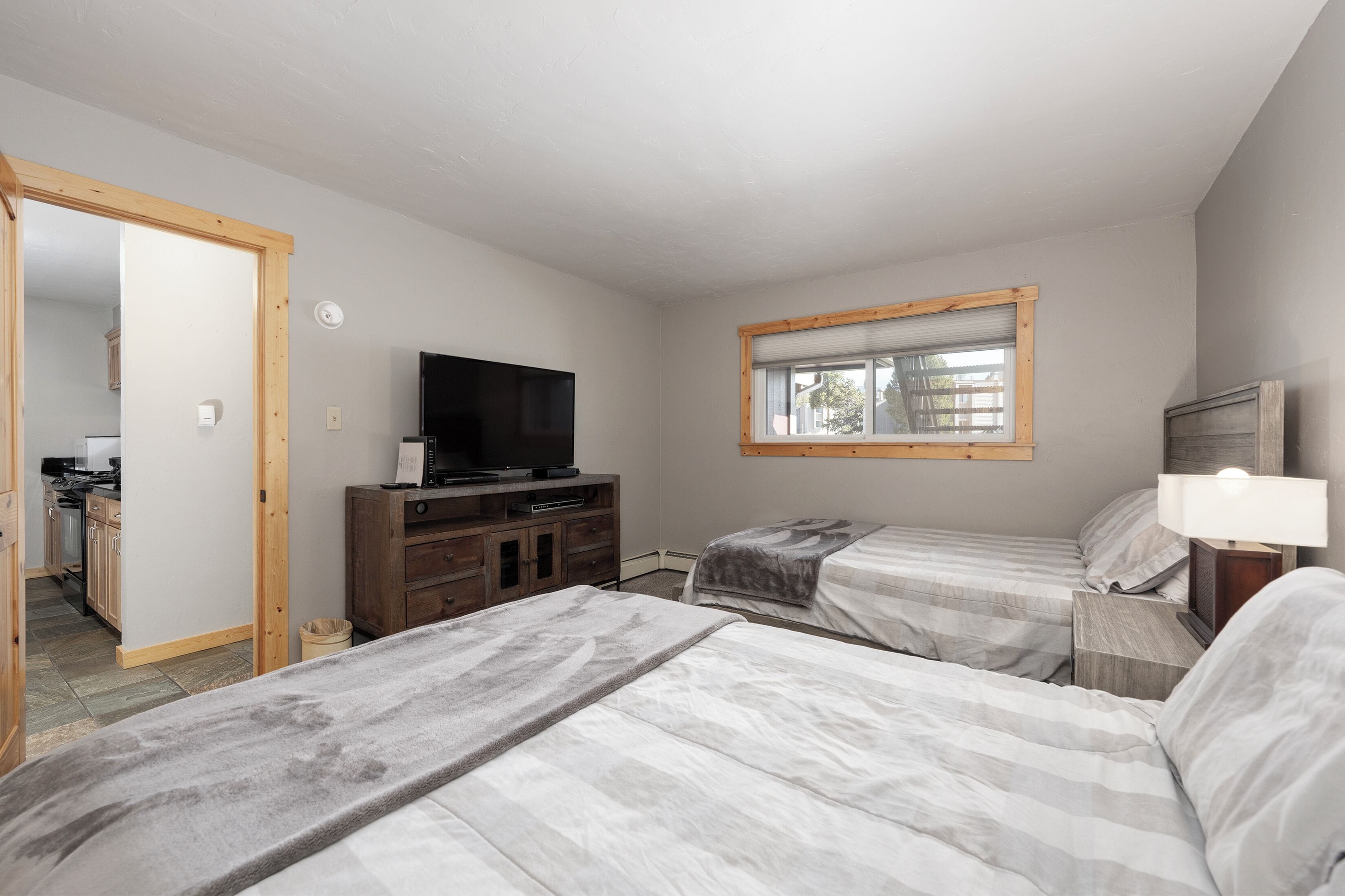 2 bedrooms, free internet, bed sheets