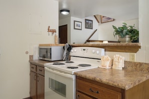 Fridge, microwave, oven, stovetop - Split interior 2 bedroom, comfortable family rental (Winter Park)