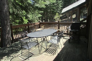 nice deck area with patio set and gas BBQ - Elegant Chamberlands home with pool, beach, and tennis (Homewood)