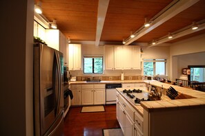 kitchen with center island with gas cooktop - Elegant Chamberlands home with pool, beach, and tennis (Homewood)