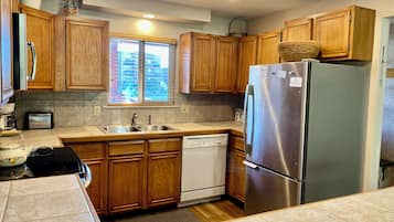 Geladeira, micro-ondas, fogão, cooktop