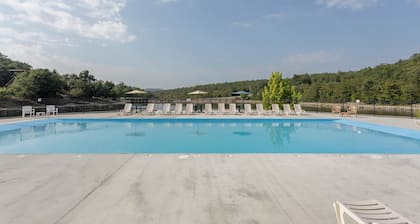 Exquisite Decor in this 6 BD Cabin! Super Close to Fun Attractions and Shops!