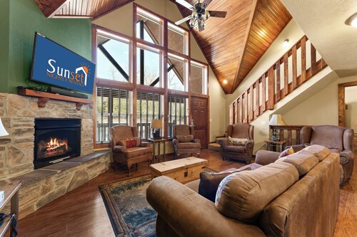 Exquisite Decor in this 6 BD Cabin! Super Close to Fun Attractions and Shops!