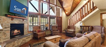 Exquisite Decor in this 6 BD Cabin! Super Close to Fun Attractions and Shops!