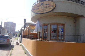 Ein Gebäude mit einem Schild, auf dem "Sentir Patagonia Hostería y Cafetería" steht.
