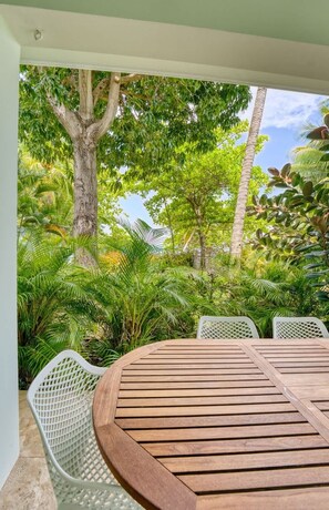 Outdoor dining - R HOUSE on Steps Beach in the Marine Reserve (Aguada)