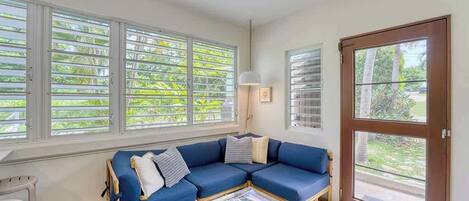 Smart TV, libros, biblioteca musical y videoteca