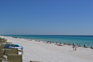 Una spiaggia nelle vicinanze, teli da spiaggia