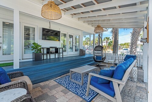 Free Golf Cart, Private XL Pool,  1.5 Block to Bch,Outdoor covered patio with TV