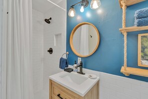 Ensemble douche/baignoire, sèche-cheveux, serviettes fournies