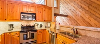 Cedar Blue! Mountain Living at its best! 3 Bed/ 2 Bath + Loft! Ski In/Ski Out