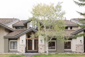 Exterior detail - Cedar Blue! Mountain Living at its best! 3 Bed/ 2 Bath + Loft! Ski In/Ski Out (Beaver Creek)