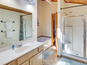 Shower, towels - All Decked Out - Captivating Ocean Views from the hillside (Waldport)