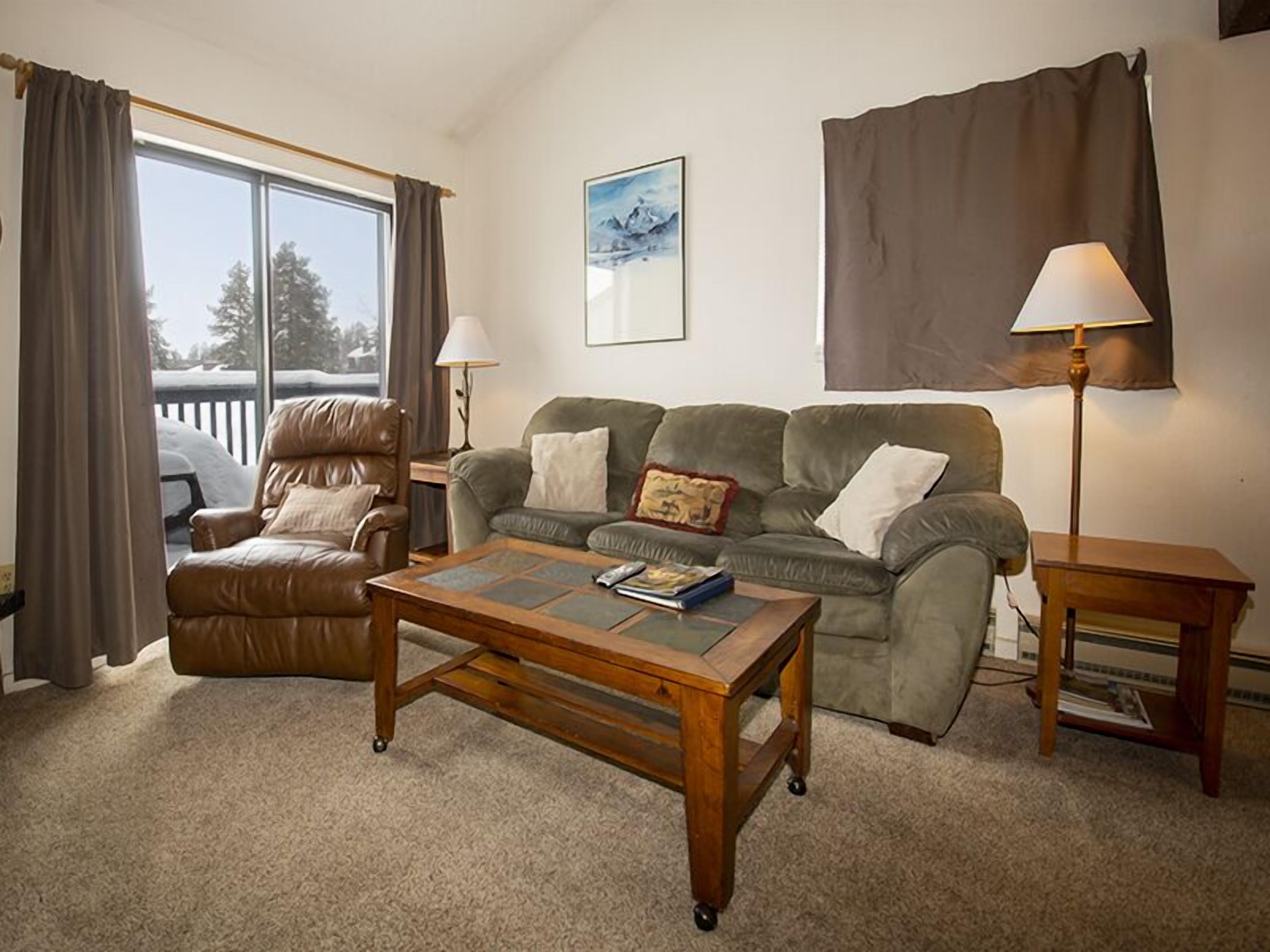 Spacious condo sleeps 9, views, clubhouse amenities