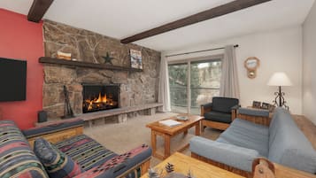 Una televisión, una chimenea