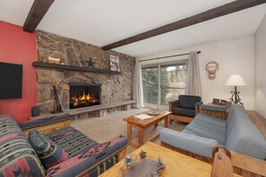 Televisión y chimenea 