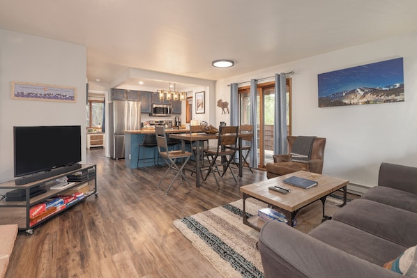 Televisión y chimenea